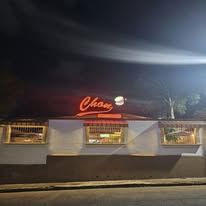 Clientes disfrutando en Hamburguesas Chon